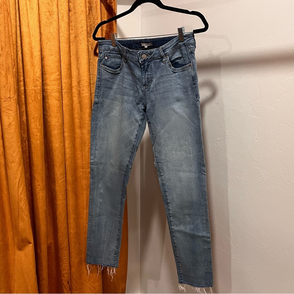 Skinny Stretch Jeans. Distressed Ends